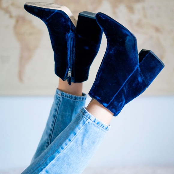 🆕NWT rare Sam Edelman Navy Velvet Heeled Booties - Picture 2 of 9